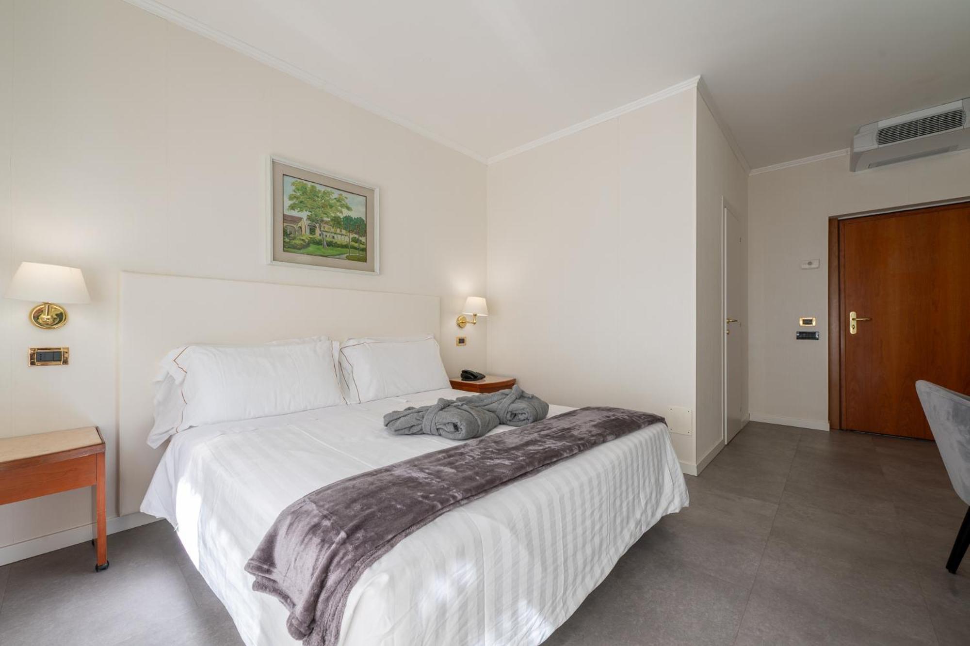 Doppel-/Zweibettzimmer mit Poolblick