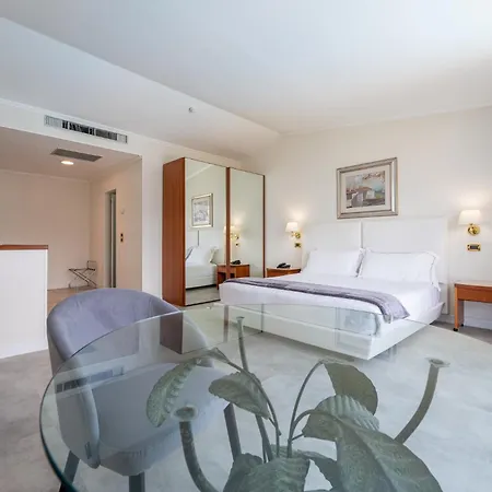 Hotel Excelsior Bay-2